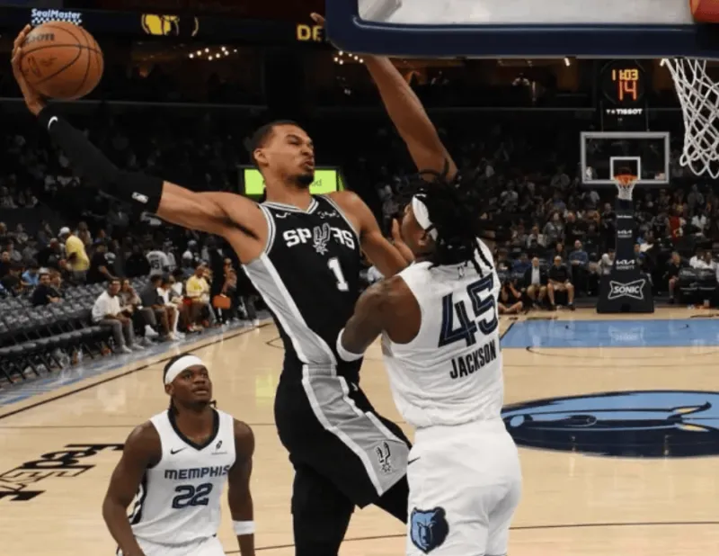 NBA常规赛马刺客场对阵灰熊的比赛已经结束。全场战罢，马刺以123-98战胜灰熊