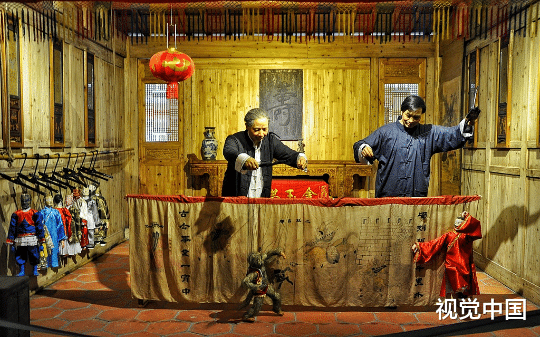 滨宁市一开发商看上季氏祠堂那块地，开着挖掘机去强拆，走到半路听到消息，季氏族人在抽生死签，要以命换命