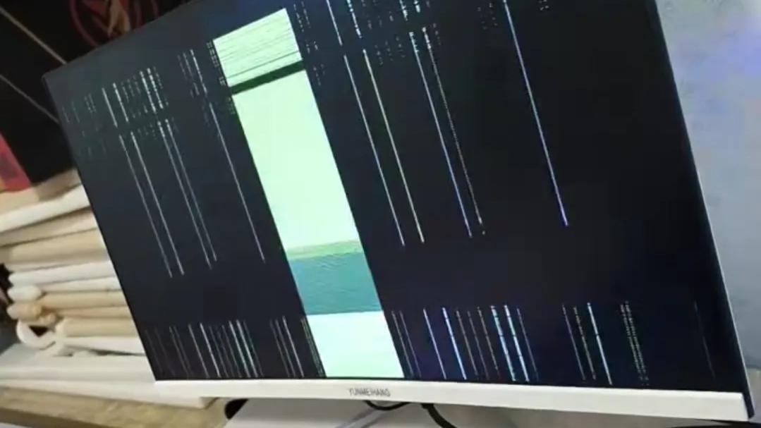 老铁显示器突然花屏了，老田远程教他查出问题，并且修好了