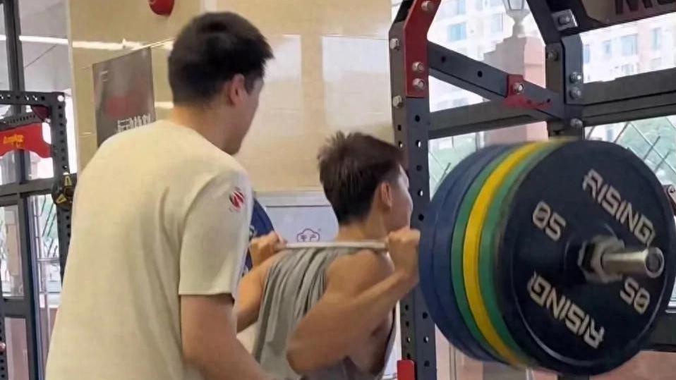 杜峰晒照崔永熙状态火爆，能深蹲180Kg，3月11日将迎来首秀