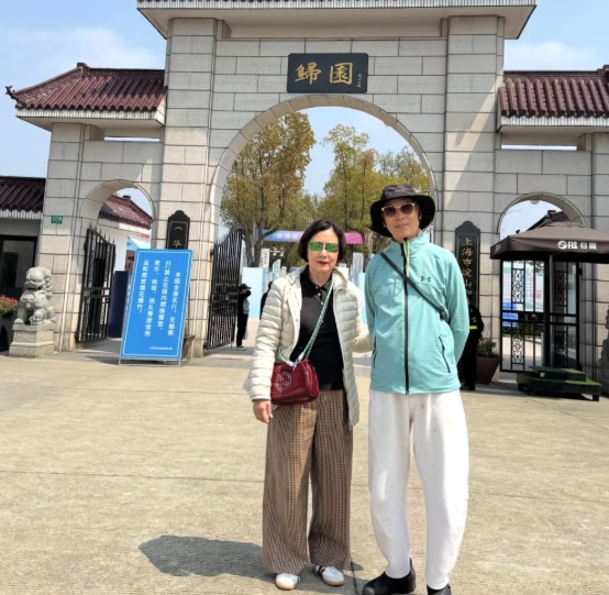 78岁汪明荃回上海老家探亲
带罗家英给祖父母扫墓，顺便踏青赏花
