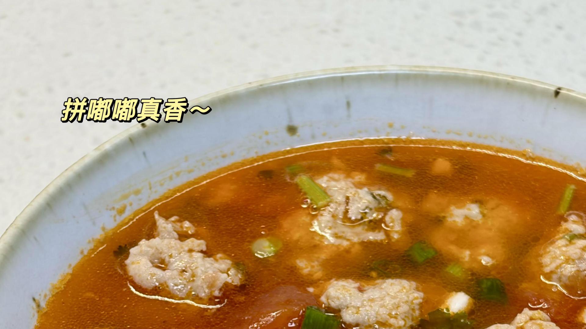 番茄牛肉娃娃菜汤，这碗“红汤魔法”让牛肉嫩到爆，酸甜开胃，一口入魂！