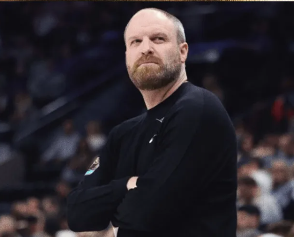 密尔沃基雄鹿队正与泰勒-詹金斯敲定协议，将任命詹金斯为球队的新任主教练。
詹金斯