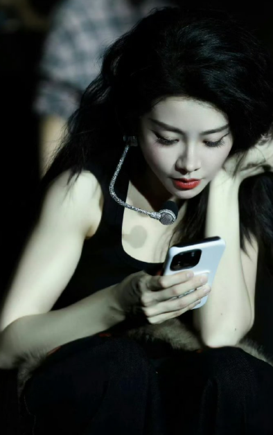 喻言的神仙舞台太绝了！独特声线被夸像余华小说般有力量，一开口就极具感染力，霸气全