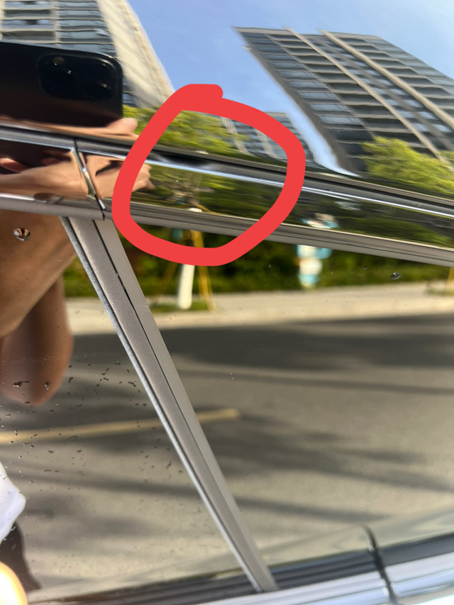 做工有点差
车顶跟车窗之间的胶条，做工太差了