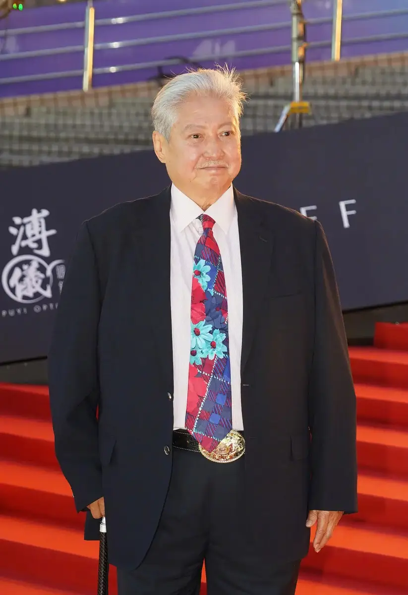 洪金宝梁家辉惠英红亮相金像奖红毯！
