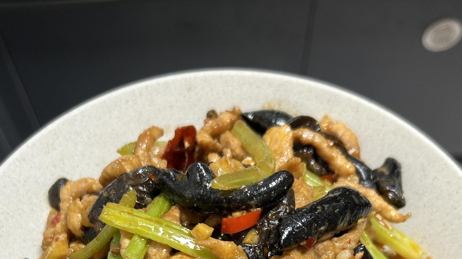 求你们快去做芹菜木耳肉丝！巨下饭！！