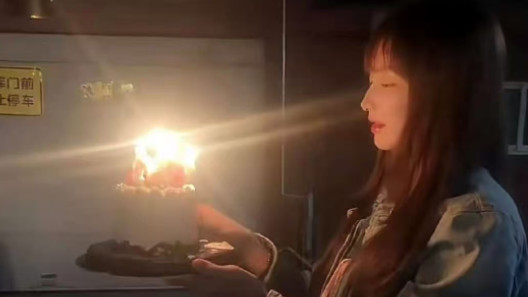 模仿“喷火蛋糕”出片不成反受伤，王添羽的生日意外给网红玩法敲警钟