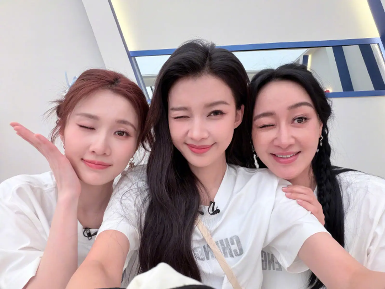 孙怡晒“浪姐”排练花絮 与张慧雯赵子琪搞怪合影