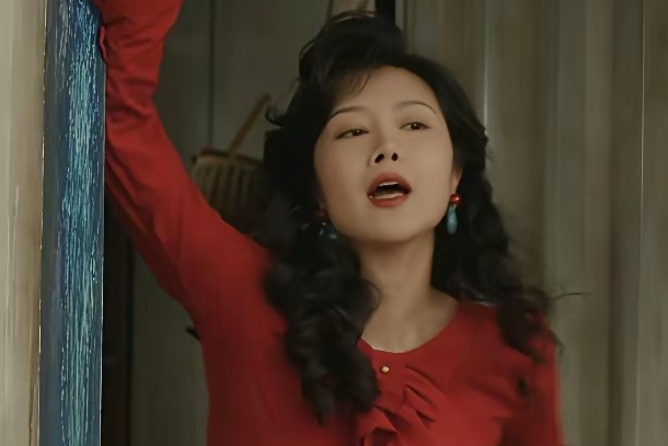 这还是“梁冬芳”吗
大红的上衣，大花的裙子，烫着大卷的头发，扭着腰肢，说话嗲声嗲