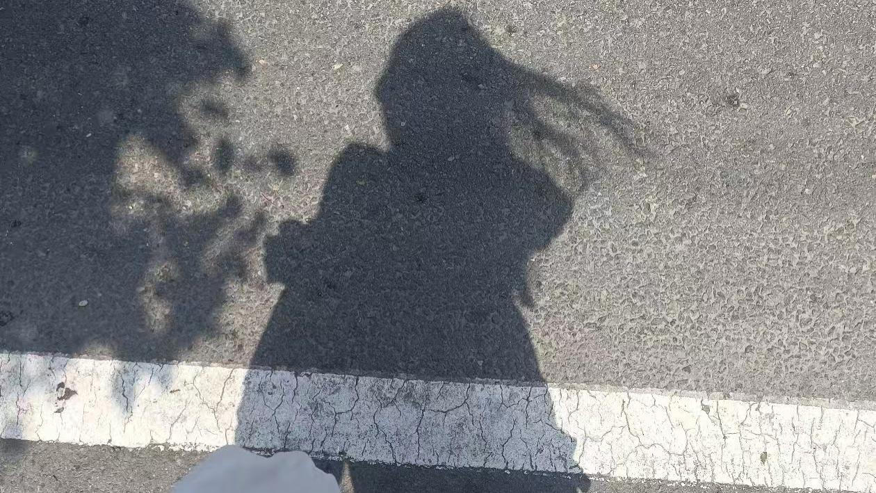 供堂姐女儿吃住3年，她考上大学搬走时让我看看抽屉，打开我哭了