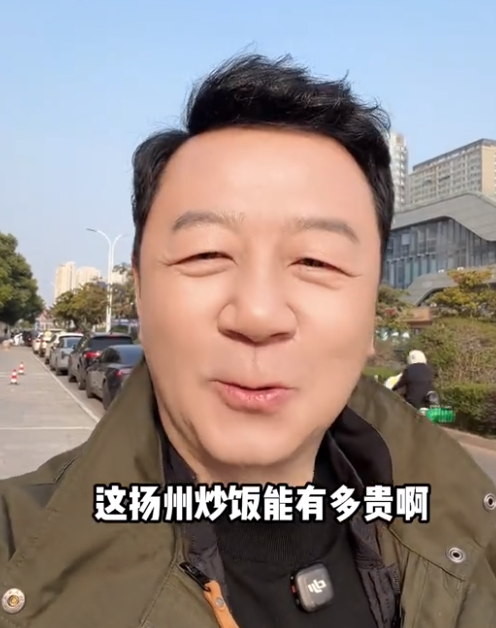 演员郭涛现身扬州
慕名打卡当地扬州炒饭，一份就要588块，老板更是亲自下厨掌勺。