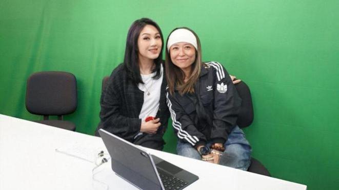 杨千嬅四合院直播唱新歌