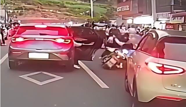 家长违停孩子开门杀撞人后逃逸？交警回应