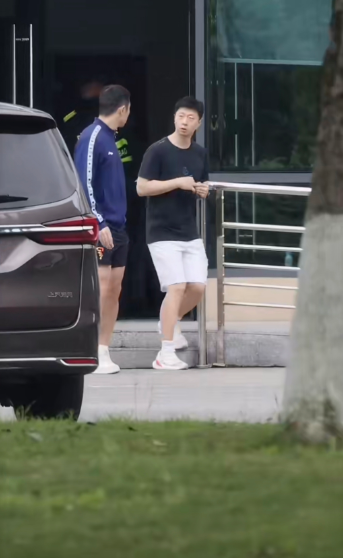 4月21日许昕和马龙一起去上训，感觉好像又回到龙蟒时期，两个人都是运动员每天一起