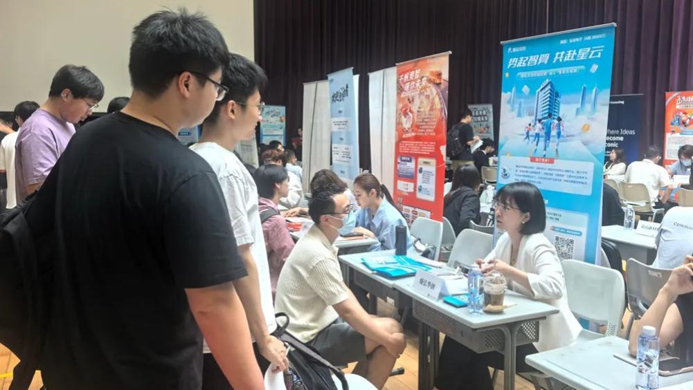 All in AI 共筑未来｜弘信电子奔赴顶尖学府，诚寻AI时代“技术合伙人”