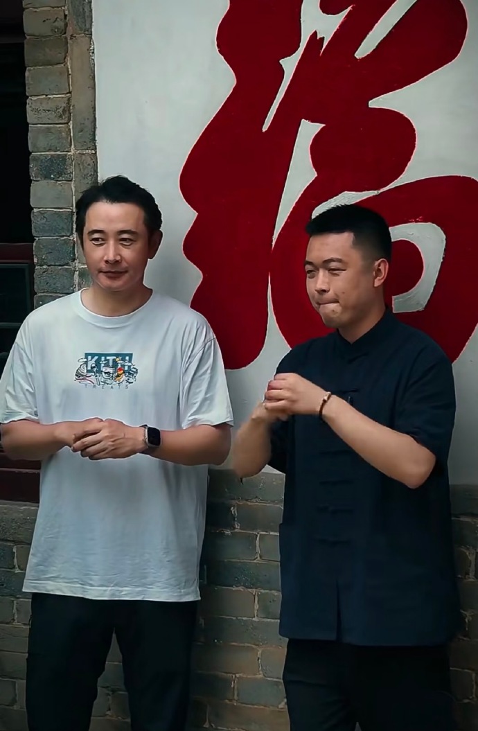 罗晋现身大孤山祈福，又一个眼里没光的男人？丹东大孤山又迎来大明星，罗晋也去祈福了