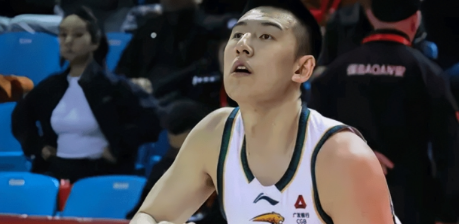辽宁男篮和付豪达成两年顶薪续约。据媒体人导演我躺哪透露，辽宁男篮已经和付豪达成两