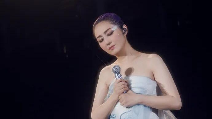 杨千嬅第三次湛江开唱，却称不知在粤语区，还自嘲说普通话“核突”