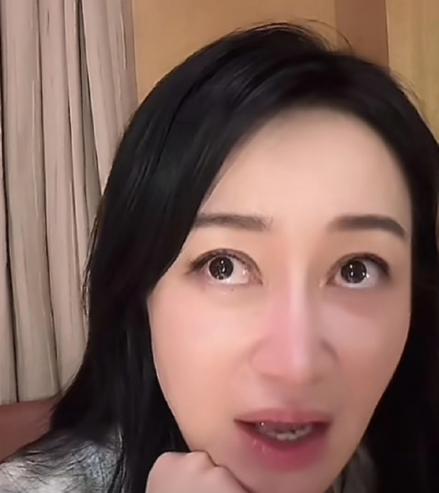 赵子琪我被淘汰后我还有包在后台
节目组都不让我进去拿，这一点让我觉得被侮辱了，我