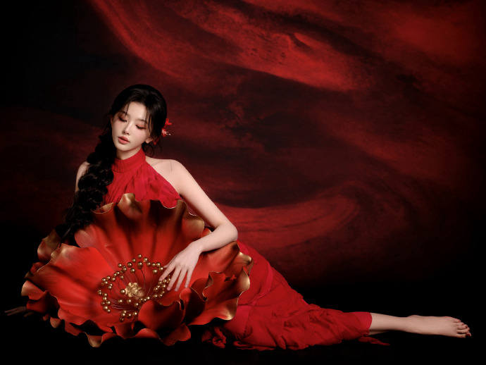孔雪儿的红裙妆造，喜庆且明艳，感觉超不错的！
