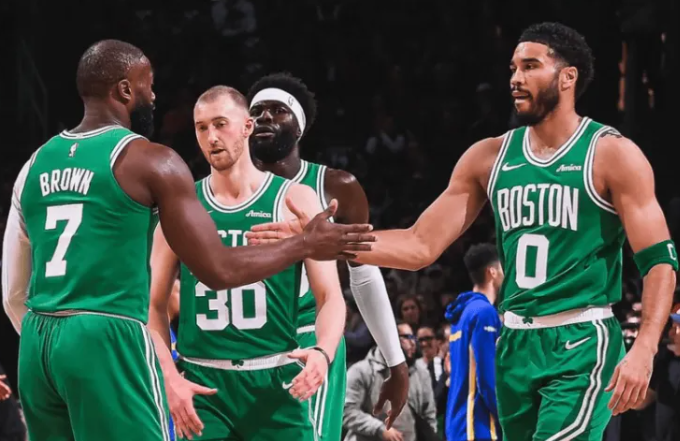 NBA季后赛，凯尔特人客场108-100战胜76人，系列赛大比分2-1领先。
全