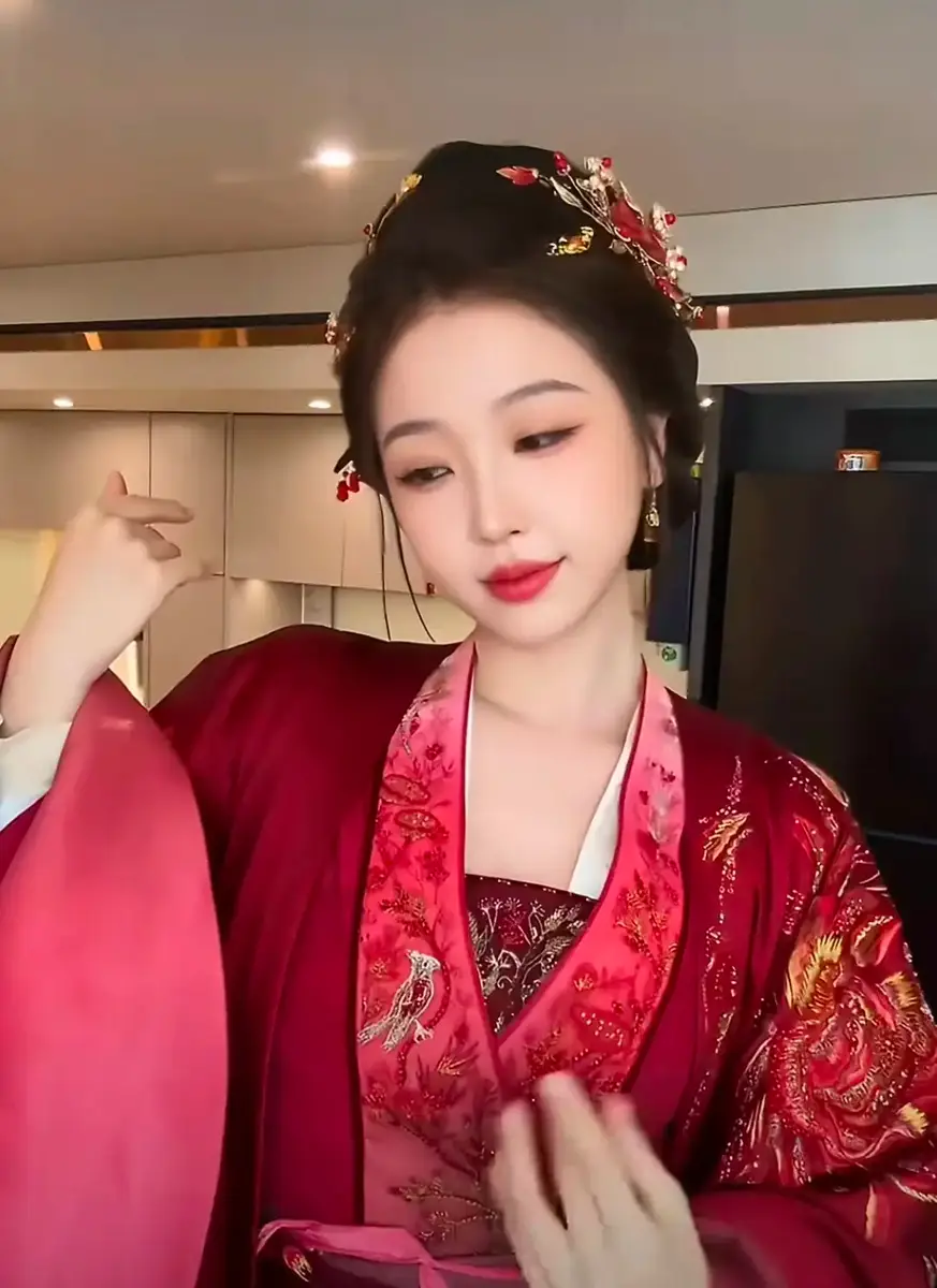 虞书欣金饰簪发红衣起舞 眼波流转间尽显贵气灵动