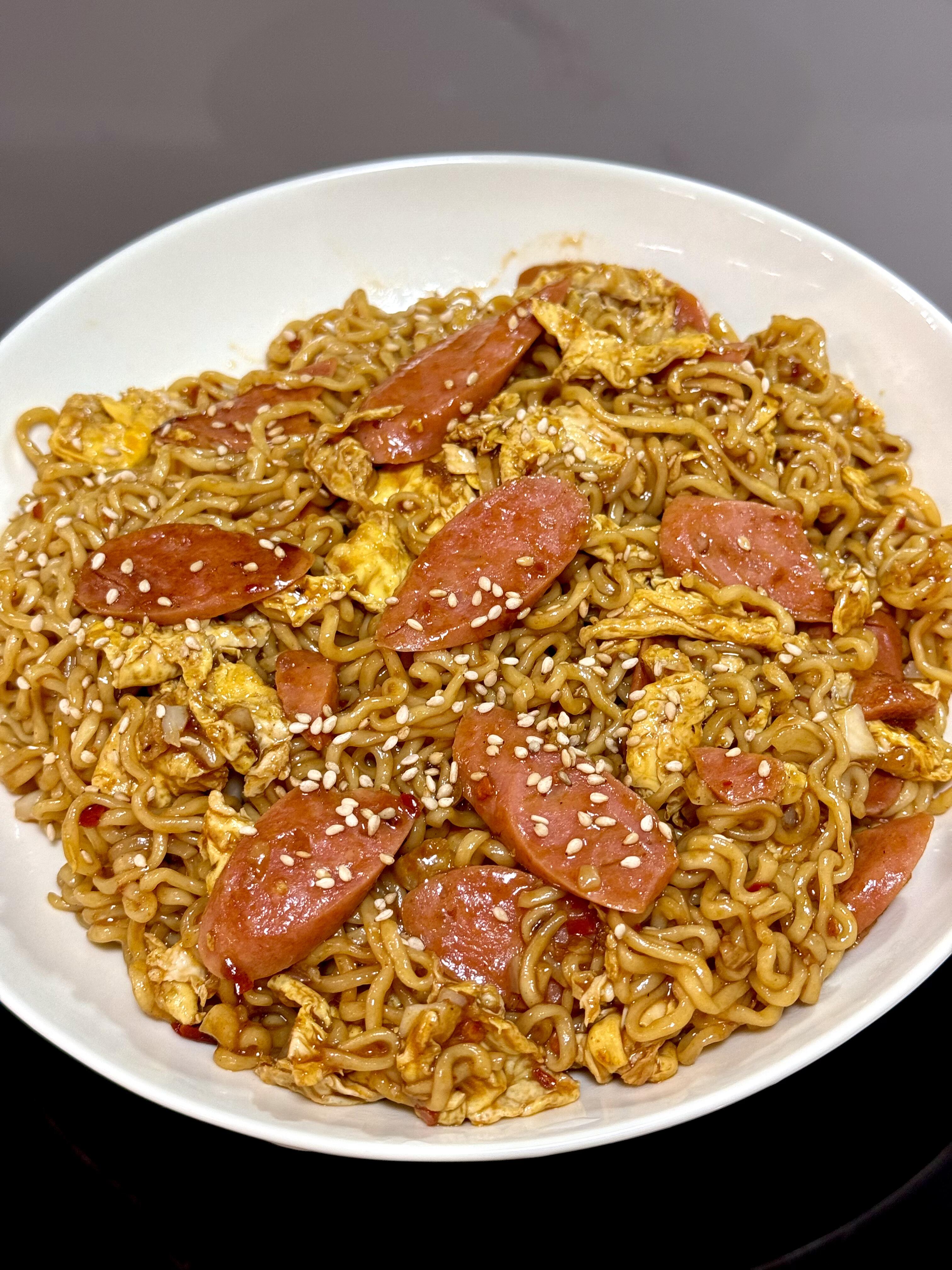 零失败！糖醋鸡蛋火腿炒面，香到上头巨开胃
家人们，几块钱就能搞定的神仙炒面来了?