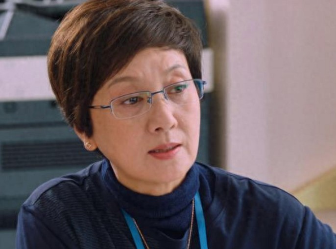 邓婕一生最大的败笔就是一时糊涂嫁给了抛妻弃子的张国立，在明知对方有家室的情况下依