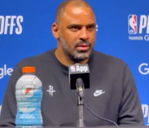 NBA季后赛G4，火箭（0）将对阵湖人（3）。
火箭主帅艾米-乌度卡接受了记者采