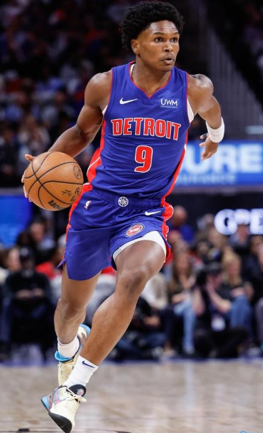 建议把奥萨尔·汤普森跟阿门一样往核心培养，把控球练起来，控球这种东西只要还在打球