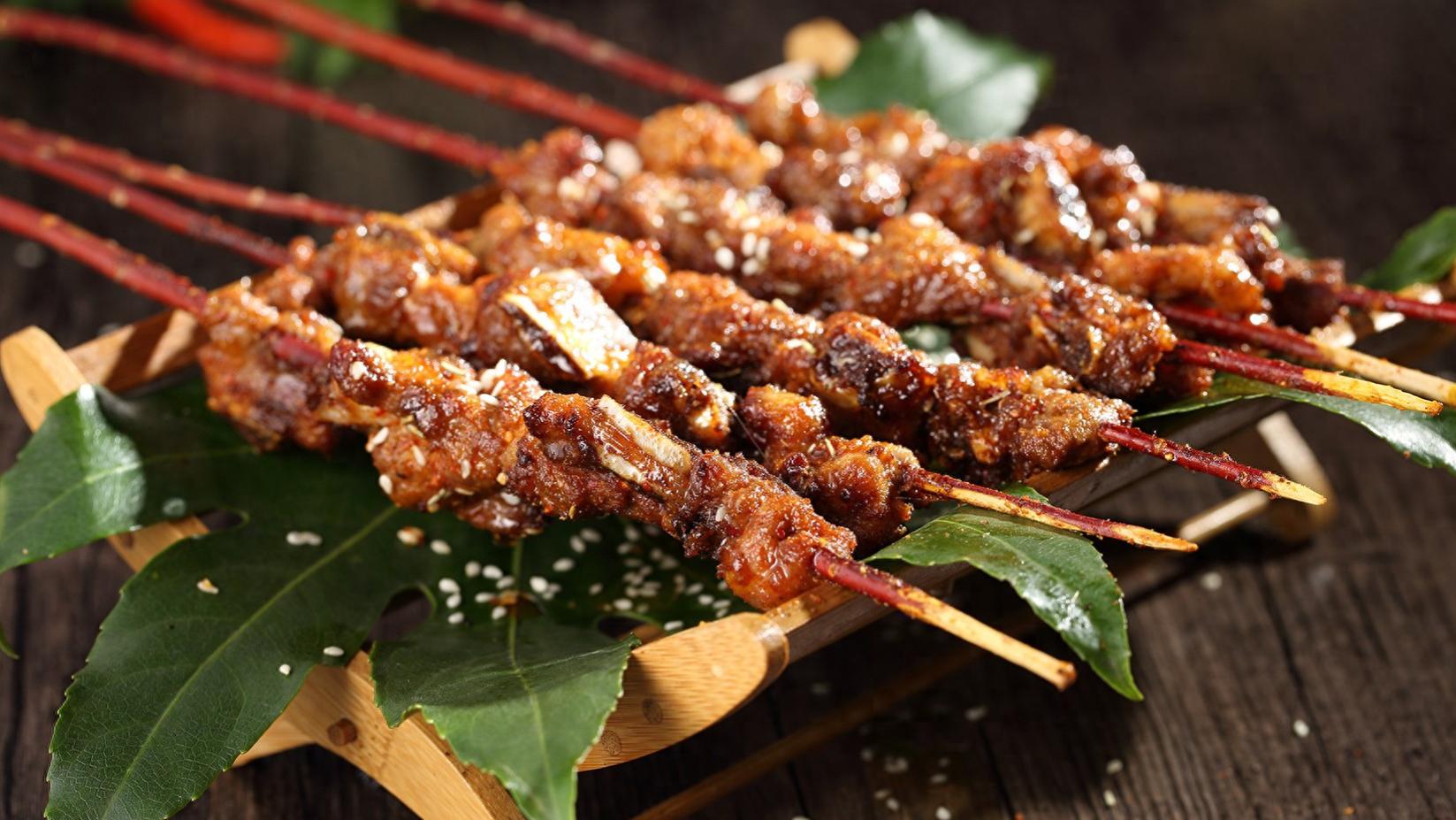 广西夜宵十分独特，水果香的烧烤、螺蛳粉口味的煲，每一款都香气十足