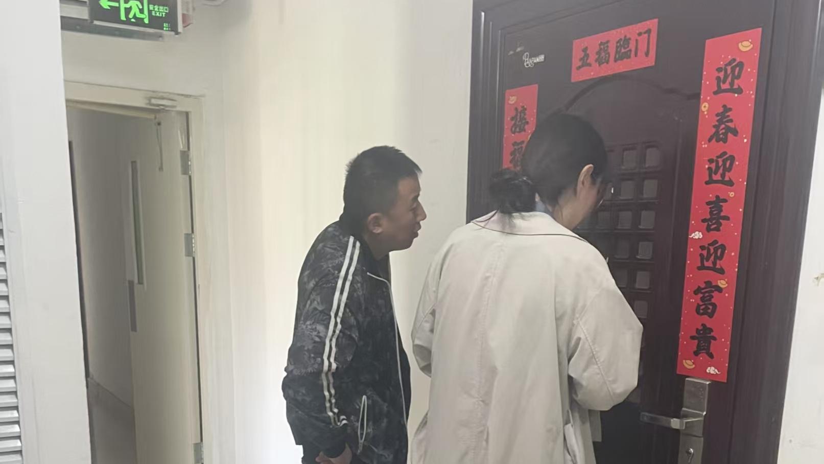 老人被锁家中，社工上门相助