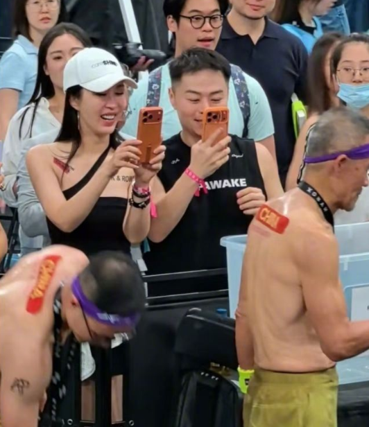 75岁的王石参赛，45岁的田朴珺督战。北京Hyrox比赛，就是那个8次跑步+8次