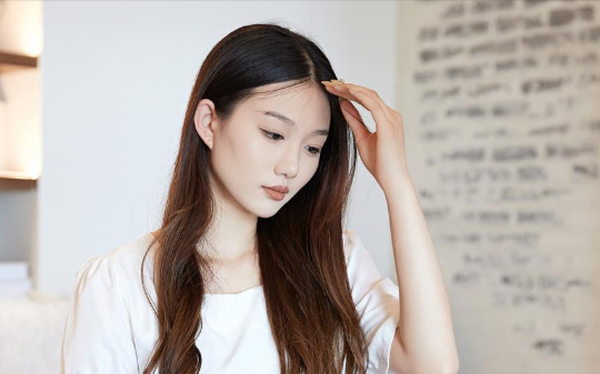 为了躲过前女友的纠缠，我和女上司签了契约：晚上必须向她报备