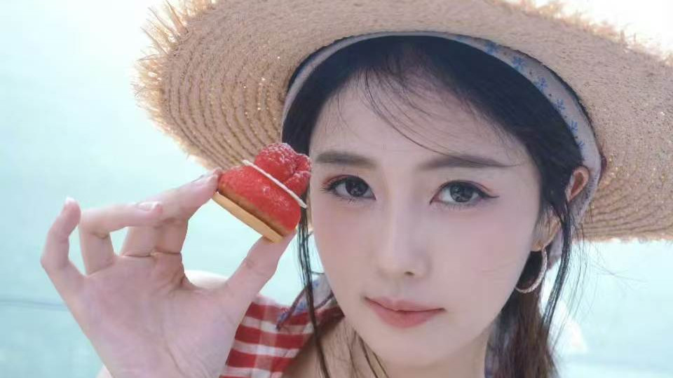 白鹿海边自拍“手搓妆容”出圈：一句俏皮回应，尽显真实松弛感