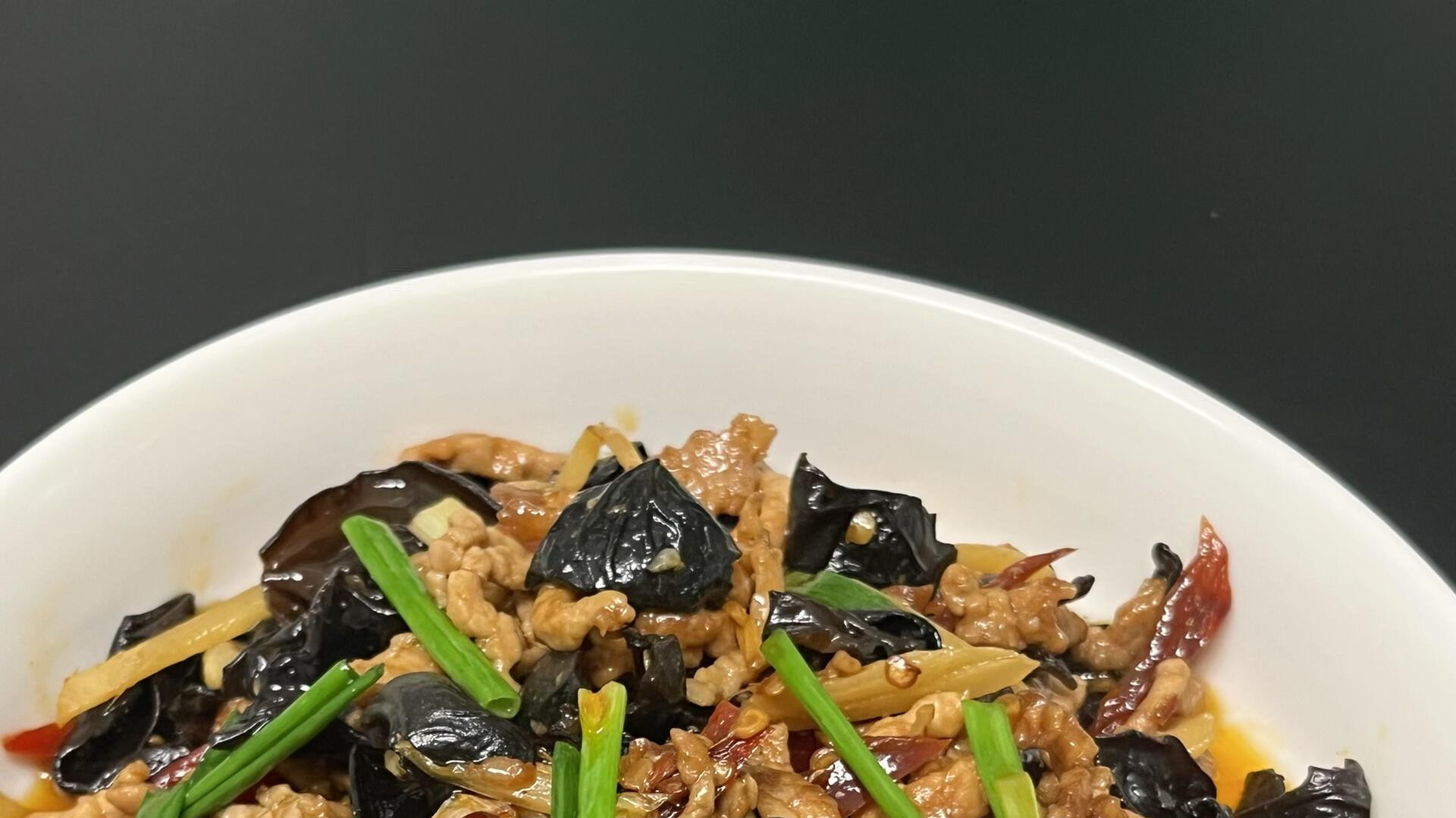 这酸辣味太勾人啦，泡椒木耳肉丝到底有啥魔力？一口下去停不下！