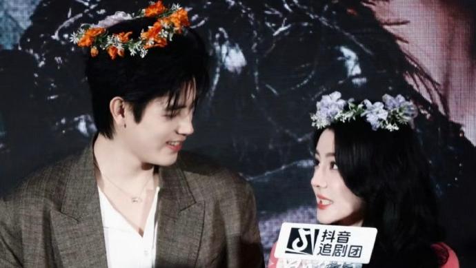 热搜炸了！迪丽热巴为陈飞宇接连打破多年惯例，这次剧宣真的太少见
