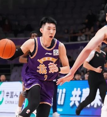 廖三宁关键时刻再发挥，北控主场险胜青岛送对手5连败的同时取得3连胜。CBA常规赛