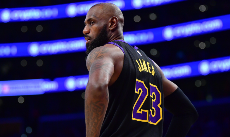 NBA谈判桌上静悄悄，其他赛场抢疯了——詹姆斯的“自由市场”正在变成全美体育的狂欢节