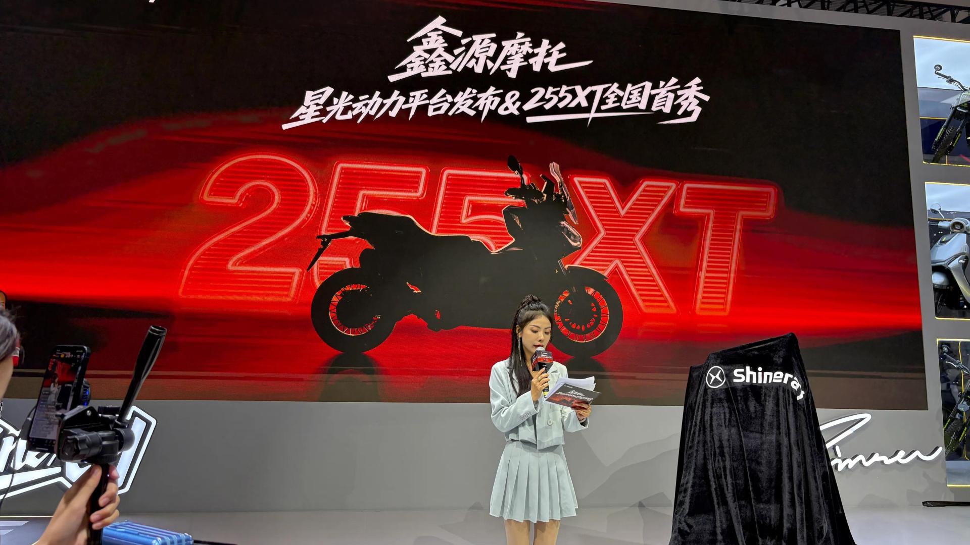 摩展：鑫源双缸踏板255XT全国首秀，这才是跨界踏板该有的样子！