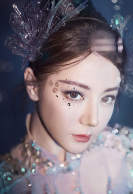 用菊花煮竹叶青，人与海棠俱醉