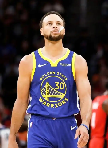 勇士主教练科尔谈到了库里的传球：他很早就是个好传球手了。而且他总是被夹击，所以他