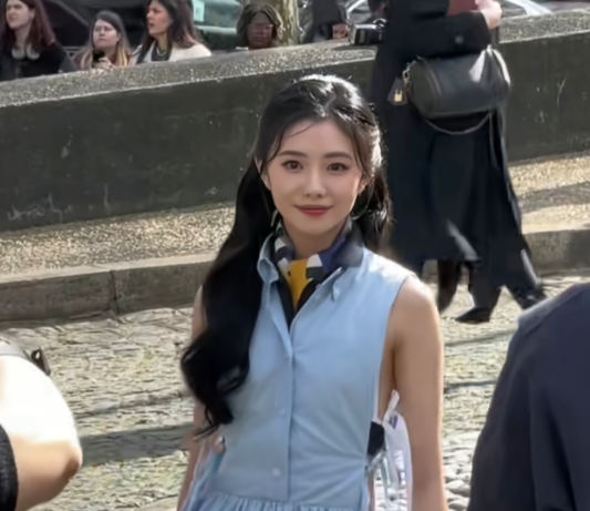 刘浩存亮相巴黎时装周MiuMiu秀场
她穿着淡蓝色无袖挖腰连衣裙，搭配彩色丝巾与