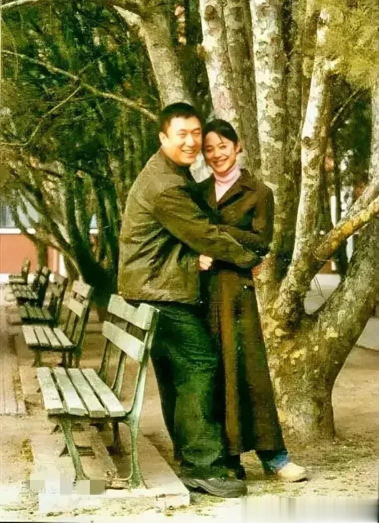 孙红雷怀里抱着这位大美女大家认识吗？ 她端庄优雅，美丽动人，气质典雅，雍容华贵。