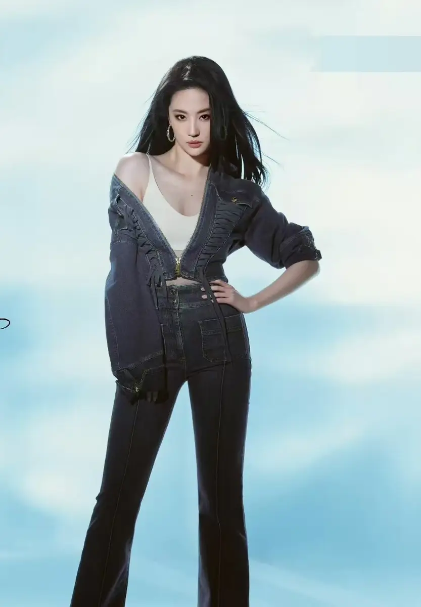 刘亦菲穿细肩带紧身衣身姿曼妙 长发飘逸酷飒又性感