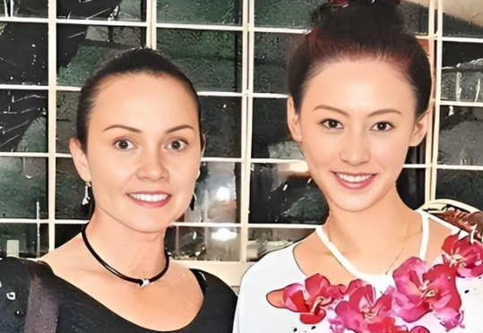 张柏芝老妈戴莎莉比女儿更会玩
16岁就怀孕，20岁带着女儿改嫁，戴莎莉的人生堪称