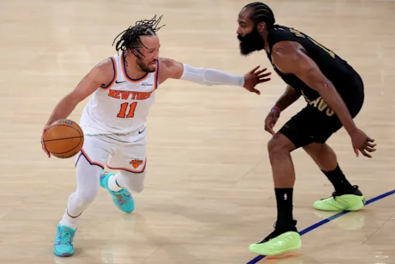 NBA季后赛，骑士客场104-115加时不敌尼克斯，系列赛大比分0-1落后。
全