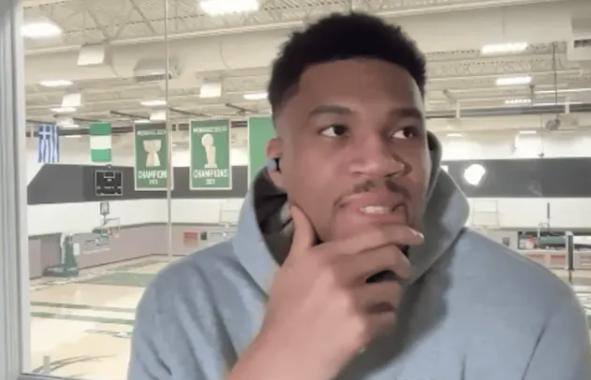 前NBA球员德拉季奇在自己播客的首期节目中邀请到雄鹿球员扬尼斯-阿德托昆博做客。