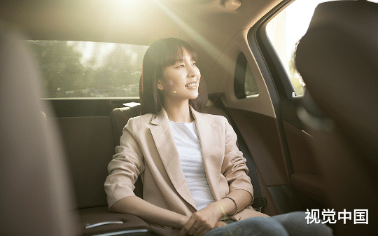 青溪市女局长误把给老公的消息发到工作大群，所有人等着看她社死、狼狈收场，没想到她一番操作直接封神